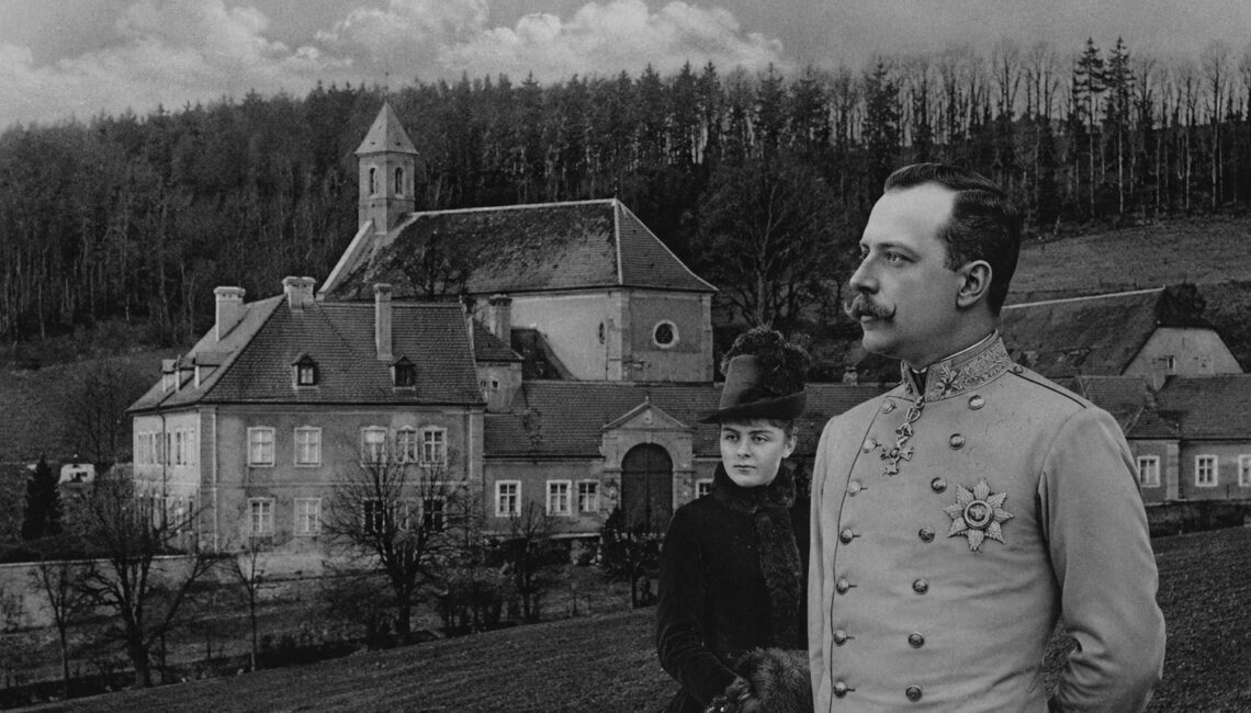 Eigene Montage zeigt Kronprinz Rudolf und Mary vor dem Jagdschloss Mayerling. Bild: https://de.wikipedia.org/wiki/Schloss_Mayerling; https://commons.wikimedia.org/w/index.php?curid=59033864; ÖNB Anno Datenbank: Wiener Salonblatt vom 3.2.1889