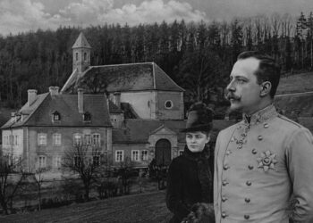 Eigene Montage zeigt Kronprinz Rudolf und Mary vor dem Jagdschloss Mayerling. Bild: https://de.wikipedia.org/wiki/Schloss_Mayerling; https://commons.wikimedia.org/w/index.php?curid=59033864; ÖNB Anno Datenbank: Wiener Salonblatt vom 3.2.1889