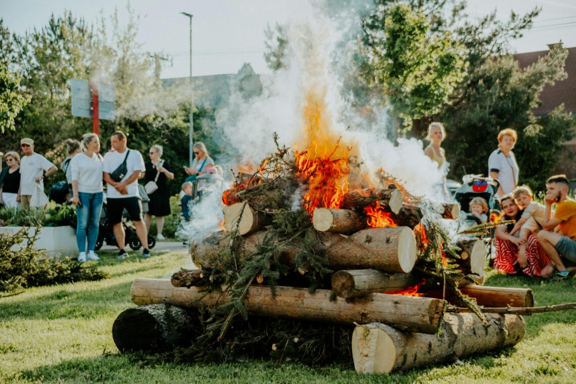 Ein gut besuchter Pfingstmarkt mit Lagerfeuer.