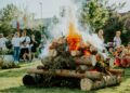 Ein gut besuchter Pfingstmarkt mit Lagerfeuer.