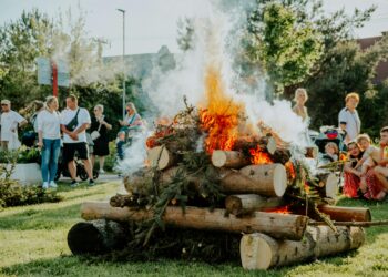 Ein gut besuchter Pfingstmarkt mit Lagerfeuer.