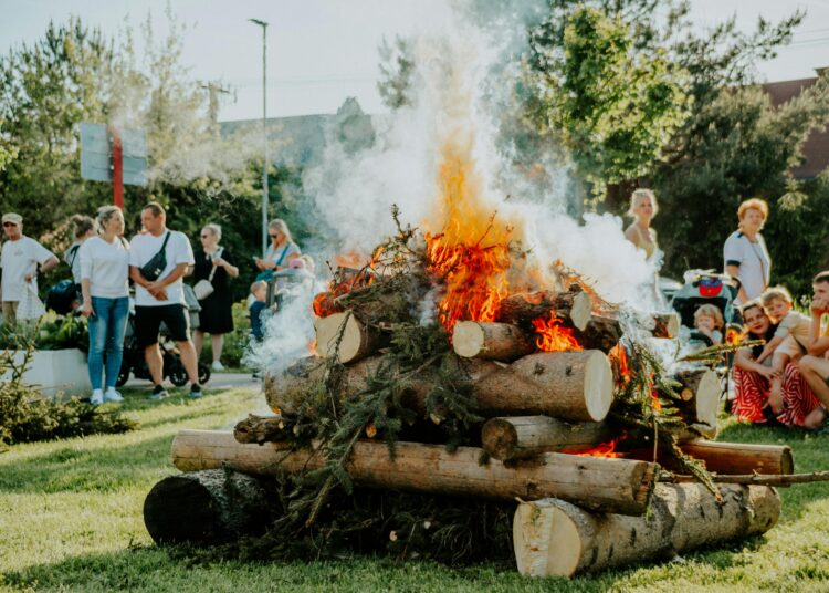 Ein gut besuchter Pfingstmarkt mit Lagerfeuer.