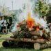 Ein gut besuchter Pfingstmarkt mit Lagerfeuer.