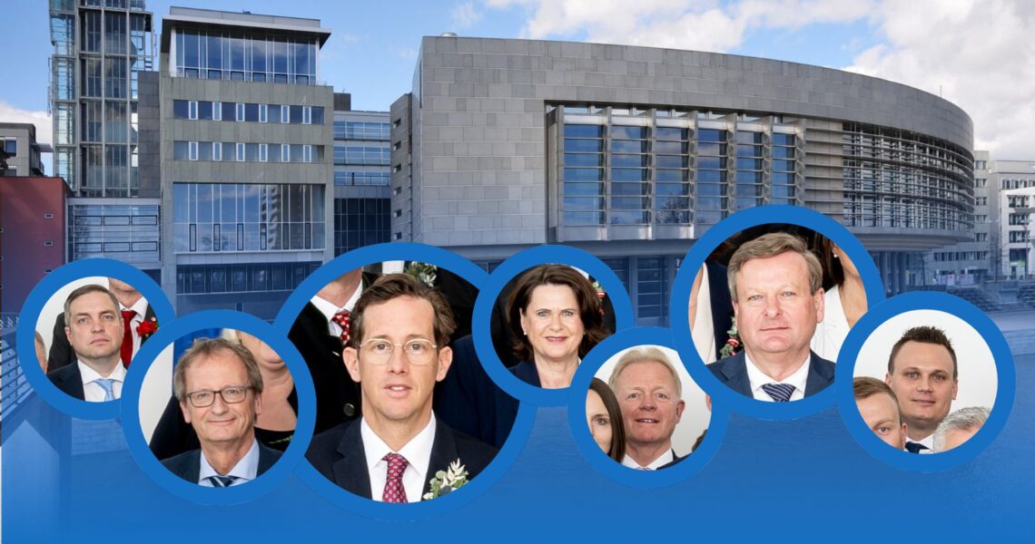 Profilfotos von Landtagsabgeordneten der FPÖ Niederösterreich vor dem Landhaus in St. Pölten.
