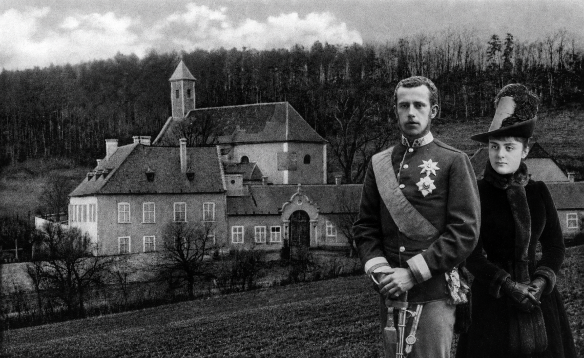 Eigene Montage zeigt Kronprinz Rudolf und Mary vor dem Jagdschloss Mayerling.
