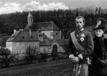 Eigene Montage zeigt Kronprinz Rudolf und Mary vor dem Jagdschloss Mayerling.