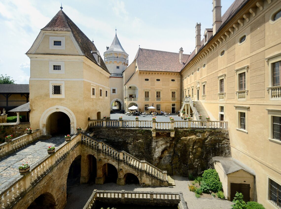 Schloss Rosenburg betreibt bis heute eine historische Falknerei. Quelle: https://commons.wikimedia.org/wiki/File:Schloss_Rosenburg-DSC_2919w.jpg