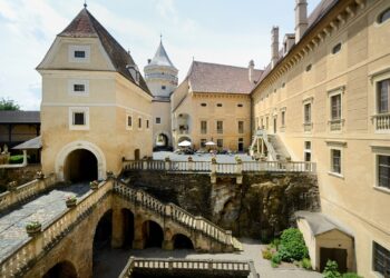 Schloss Rosenburg betreibt bis heute eine historische Falknerei. Quelle: https://commons.wikimedia.org/wiki/File:Schloss_Rosenburg-DSC_2919w.jpg