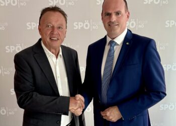 Foto Weninger und Zonscshitz mit Handschlag
