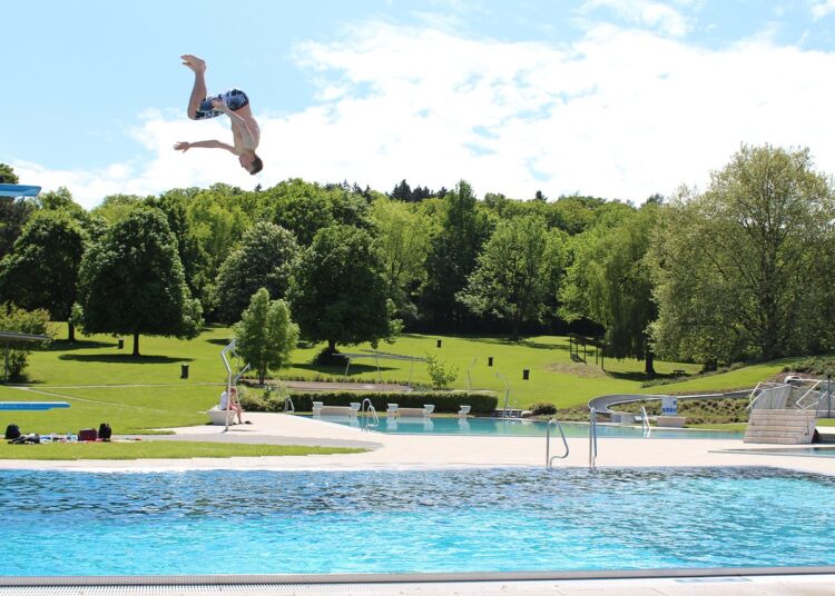 Freibad und Turmspringer