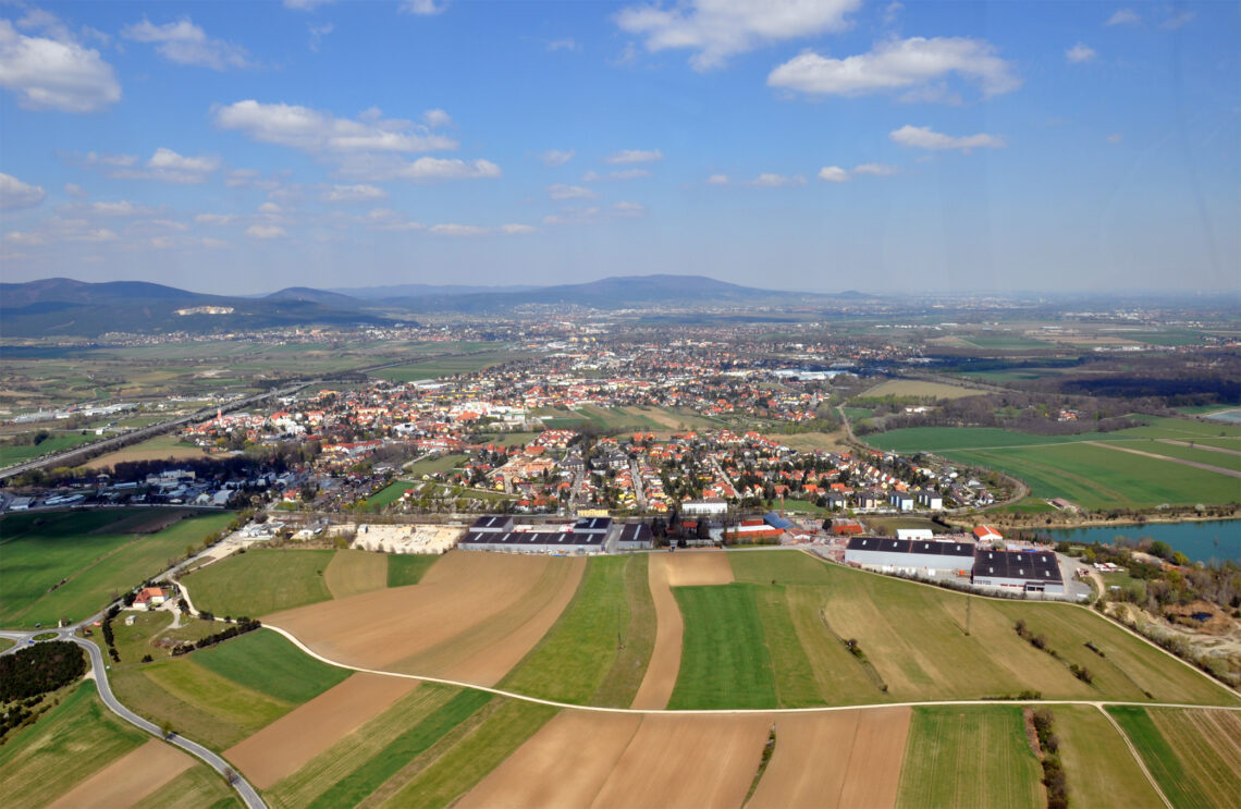 Luftaufnahme der Gemeinde Leobersdorf in Niederösterreich