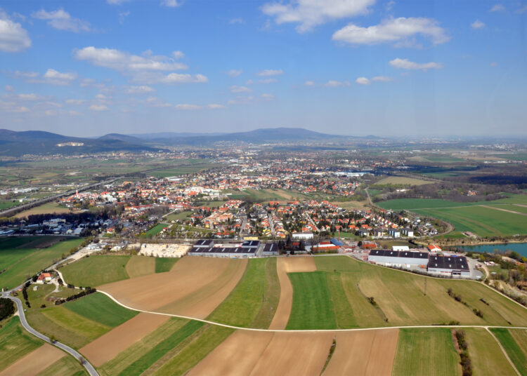 Luftaufnahme der Gemeinde Leobersdorf in Niederösterreich