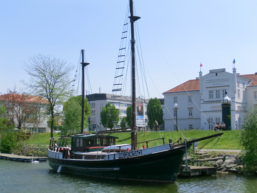 Hundertwassers Schiff "Regentag" in Tulln