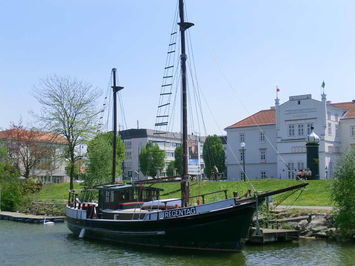 Hundertwassers Schiff "Regentag" in Tulln