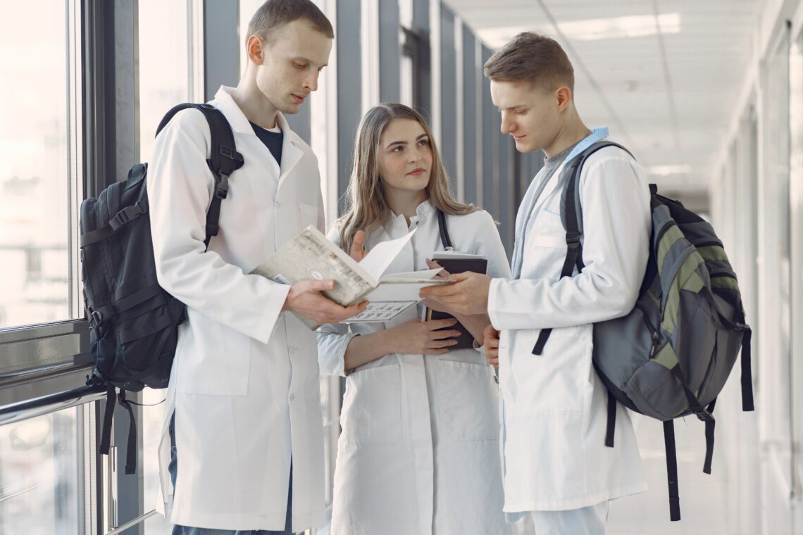 Drei Medizinstudierende im Universitätsgebäude
