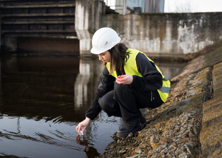 Behördliche Überprüfung des Abwassers als Symbol für die Belastung der Umwelt durch PFAS