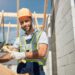 Freundlicher Bauarbeiter bei der Arbeit im Freien.