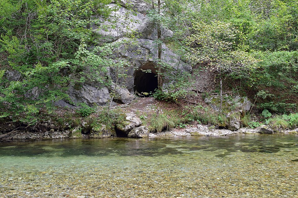 Der Stollenzugang am Wasserleitungsweg im Höllental