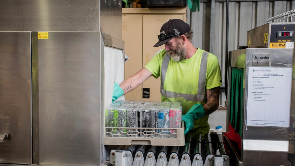 Recyling-Facharbeiter, der eine Maschine bedient