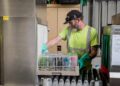 Recyling-Facharbeiter, der eine Maschine bedient