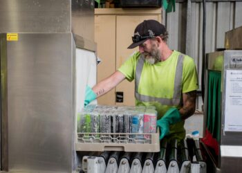 Recyling-Facharbeiter, der eine Maschine bedient