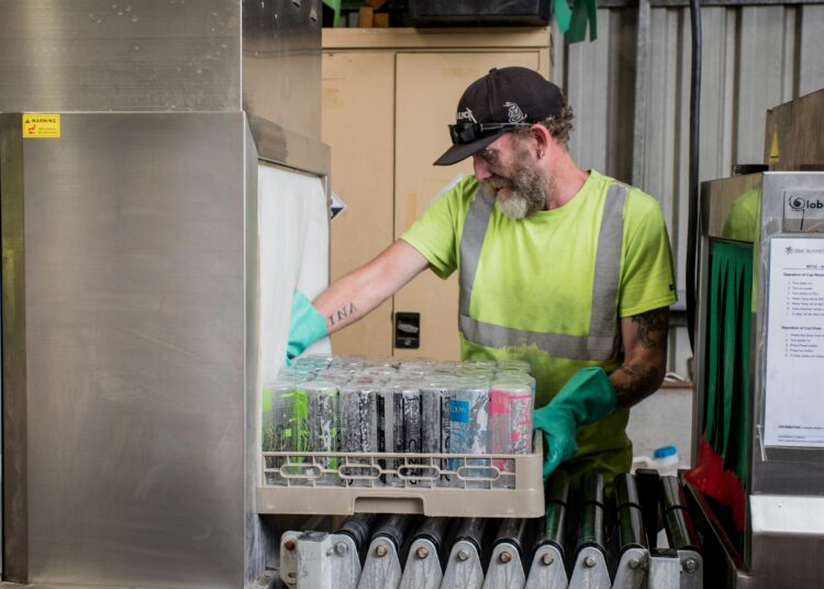 Recyling-Facharbeiter, der eine Maschine bedient
