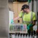 Recyling-Facharbeiter, der eine Maschine bedient