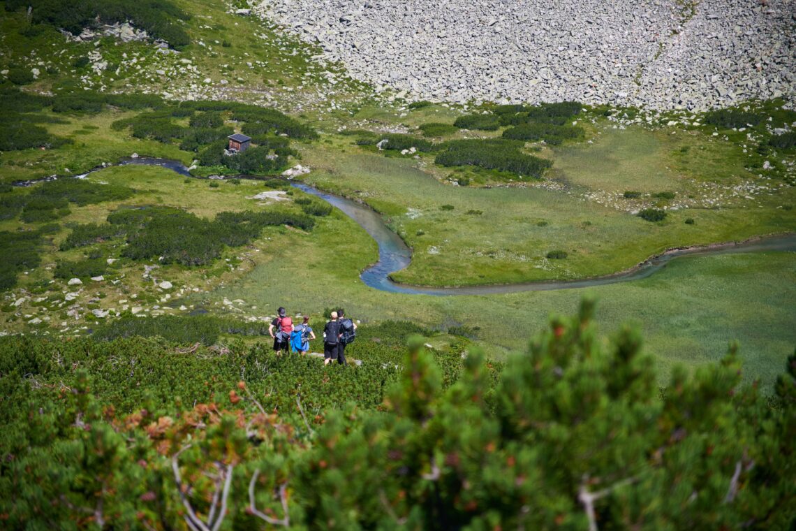 Wanderer im Grünen, nahe einer Wasserquelle