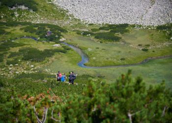 Wanderer im Grünen, nahe einer Wasserquelle
