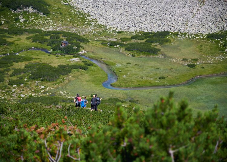 Wanderer im Grünen, nahe einer Wasserquelle