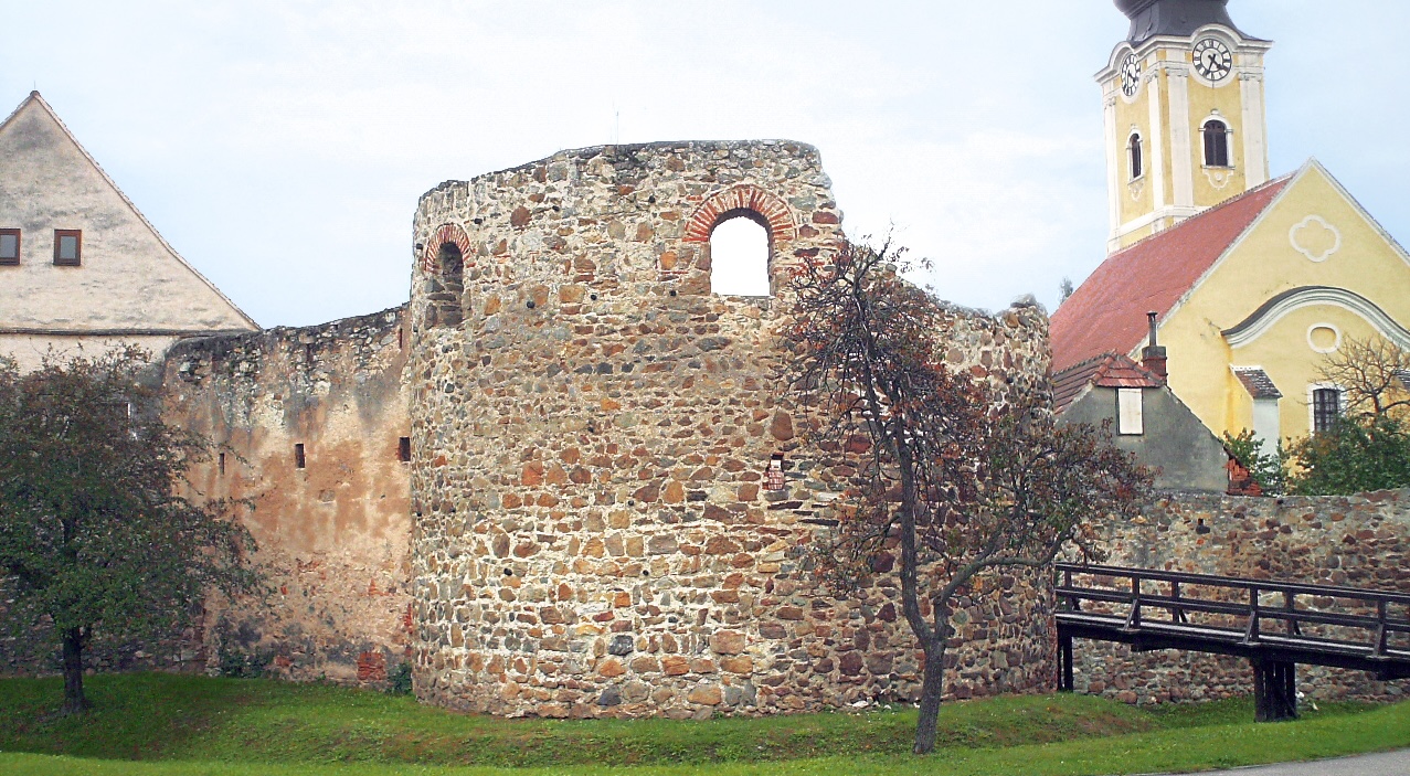 Mauerreste von Favianis