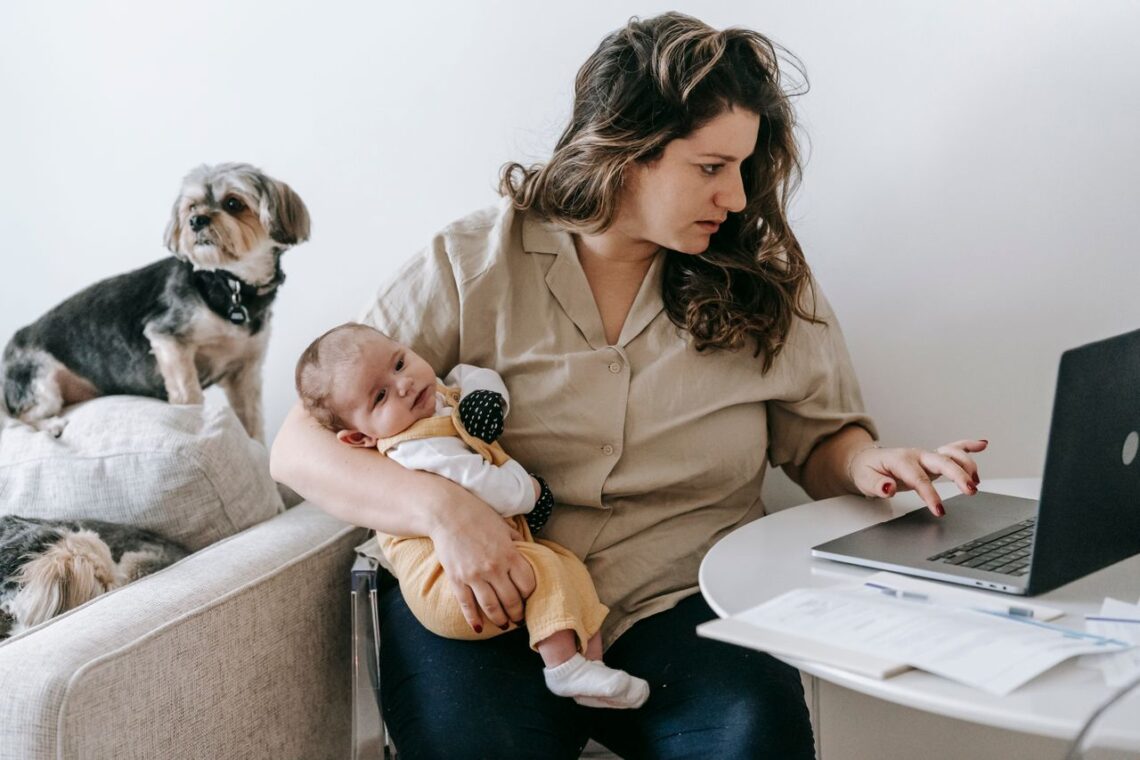 Mutter mit Baby bei der Arbeit