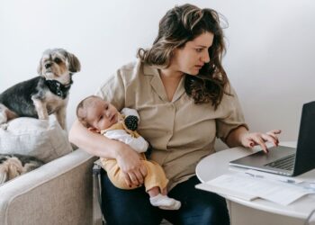 Mutter mit Baby bei der Arbeit