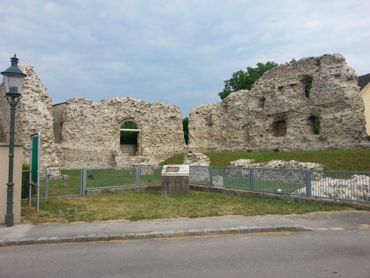 Die Reste des Burgus sind in Zeiselmauer durch ein Schaugelände zu bestaunen. Bild: WikiCommons/Veleius/https://commons.wikimedia.org/w/index.php?curid=69996442a