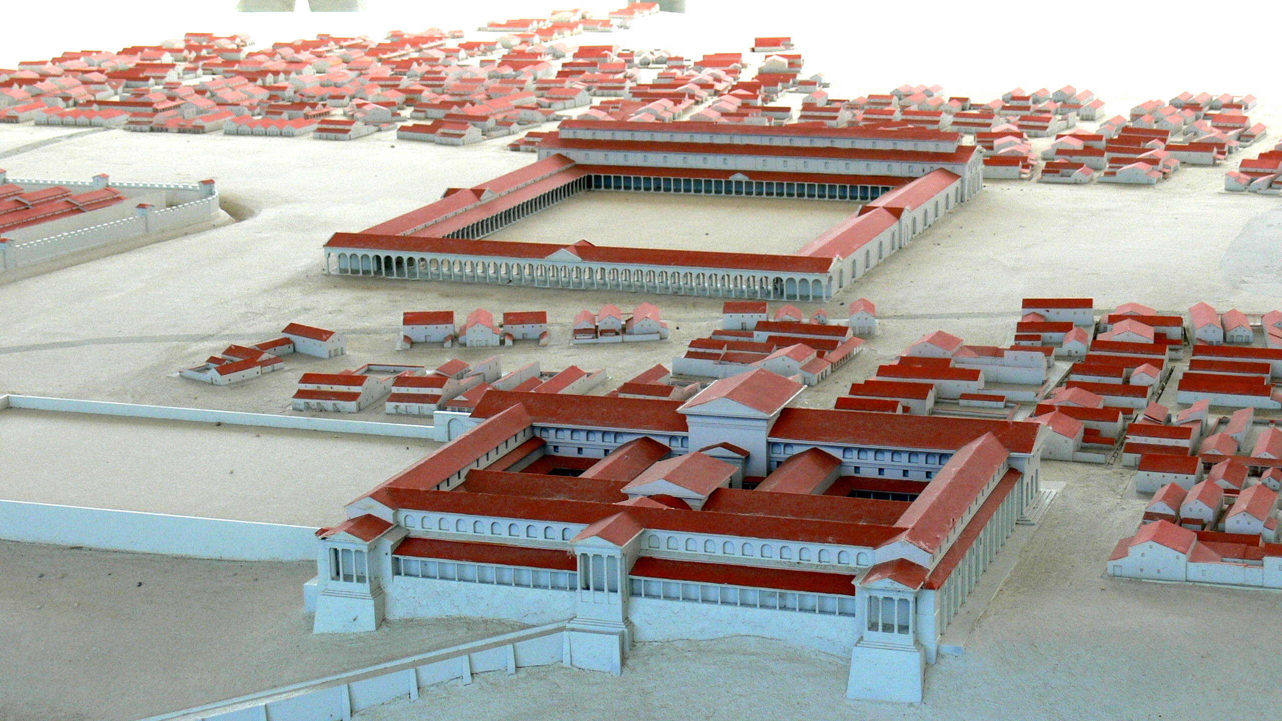 Dieses Modell veranschaulicht die römische Statthaltervilla und den Campus von Carnuntum. Bild: WikiCommons/Wolfgang Sauber/https://commons.wikimedia.org/w/index.php?curid=22672425