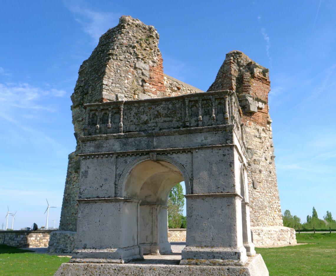 Die Römer hinterließen ihre beeindruckenden Spuren auch entlang des niederösterreichischen Donaulimes. Etwa das Heidentor in Carnuntum. Bild: WikiCommons/Barnos/https://commons.wikimedia.org/w/index.php?curid=158726053