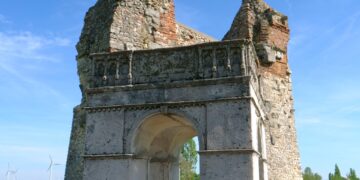 Die Römer hinterließen ihre beeindruckenden Spuren auch entlang des niederösterreichischen Donaulimes. Etwa das Heidentor in Carnuntum. Bild: WikiCommons/Barnos/https://commons.wikimedia.org/w/index.php?curid=158726053