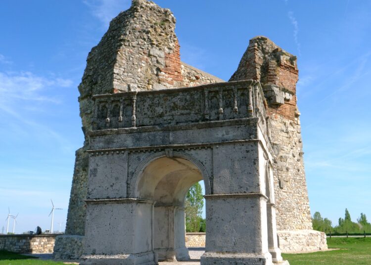 Die Römer hinterließen ihre beeindruckenden Spuren auch entlang des niederösterreichischen Donaulimes. Etwa das Heidentor in Carnuntum. Bild: WikiCommons/Barnos/https://commons.wikimedia.org/w/index.php?curid=158726053