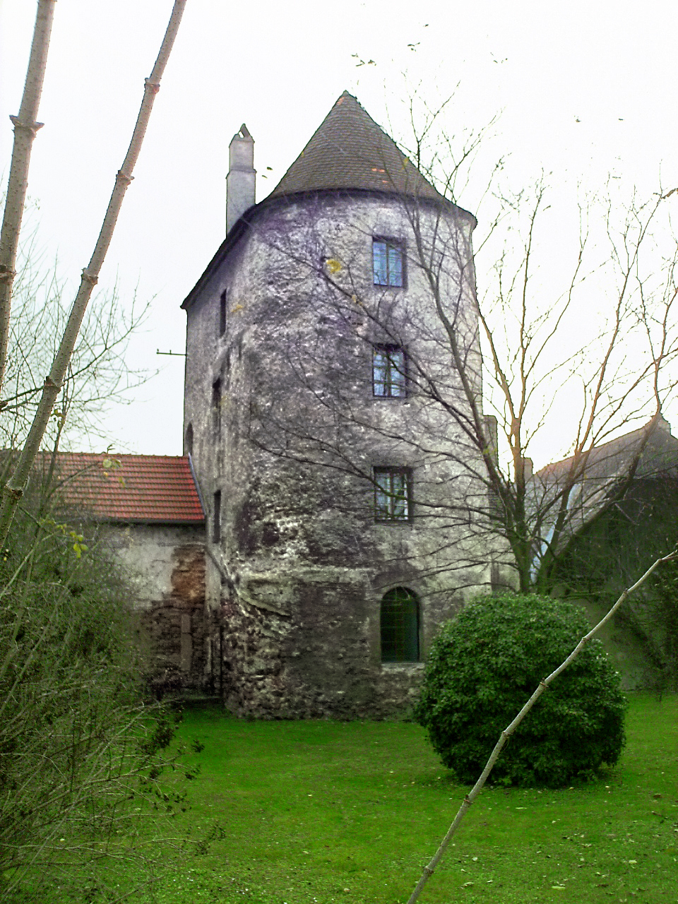 Der Reck- oder Hungerturm erinnert majestätisch an längst vergangene Tage. Bild: WikiCommons/Veleius/https://commons.wikimedia.org/w/index.php?curid=19194598