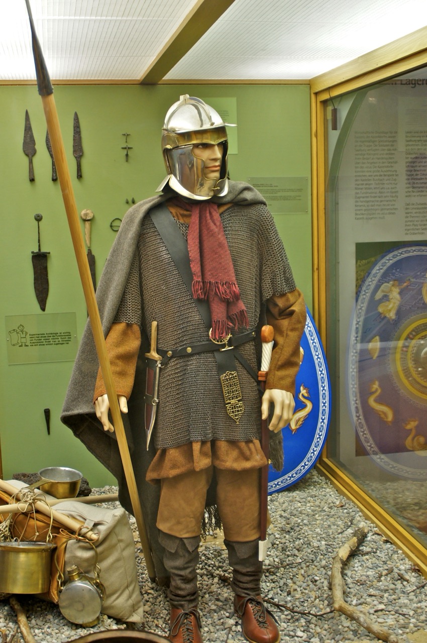 So konnte die Ausrüstung der Soldaten ausgesehen haben, die im römischen Klosterneuburg stationiert waren. (Figurine im Kastell Saalburg) Bild: WikiCommons/Heribert/https://commons.wikimedia.org/w/index.php?curid=34100987