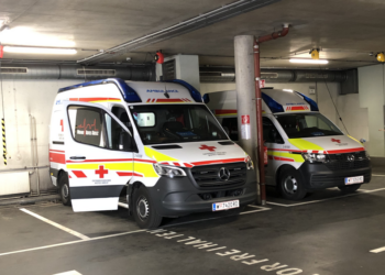 Ein Notfallkrankentransportwagen in einer Tiefgarage