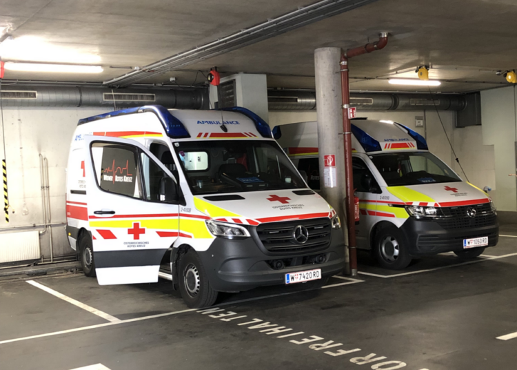Ein Notfallkrankentransportwagen in einer Tiefgarage