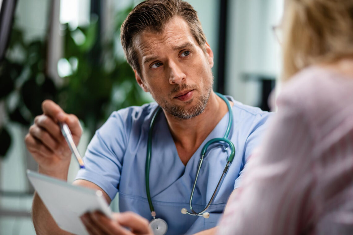 Symbolbild eines Arztgespräches für Patientenerfahrungen mit Niederösterreichs Gesundheitssystem