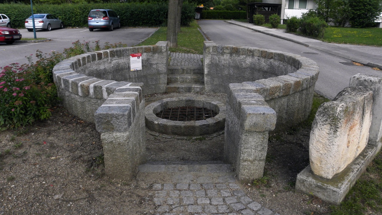Ein konservierter römischer Brunnen in der Parkanlage beim Wienertor erinnert bis heute an die Baukunst der Römer. Bild: WikiCommons/Haeferl/https://commons.wikimedia.org/w/index.php?curid=20285794