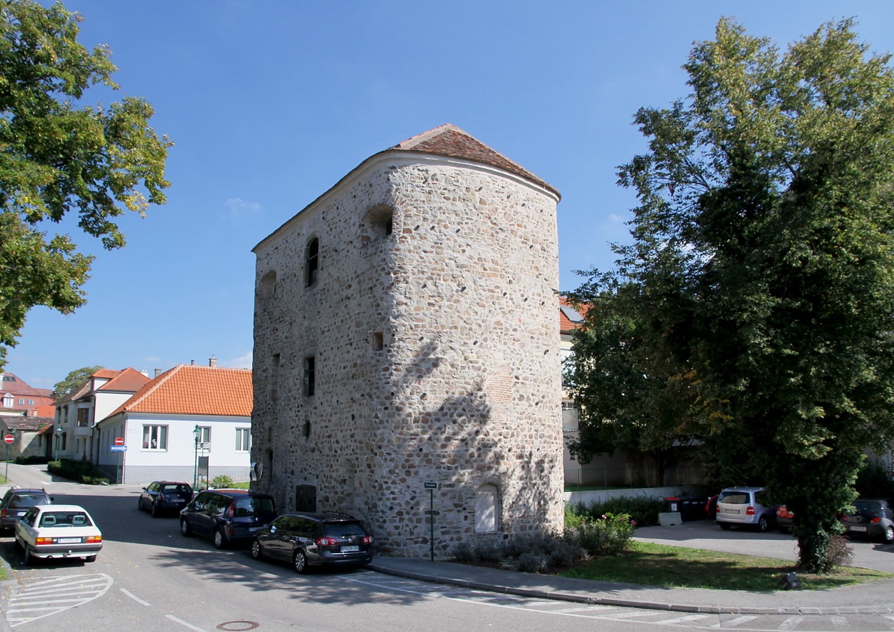 Der Römer- bzw. Salzturm in Tulln ist ein fast vollständig erhaltener Hufeisenturm an der einstigen Westmauer des spätantiken Kastells. Bild: WikiCommons/C.Stadler/https://commons.wikimedia.org/w/index.php?curid=17731223